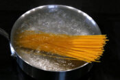 špageti v loncu z vrelo vodo, kuhanje špagetov, testenine
