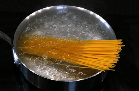 špageti v loncu z vrelo vodo, kuhanje špagetov, testenine