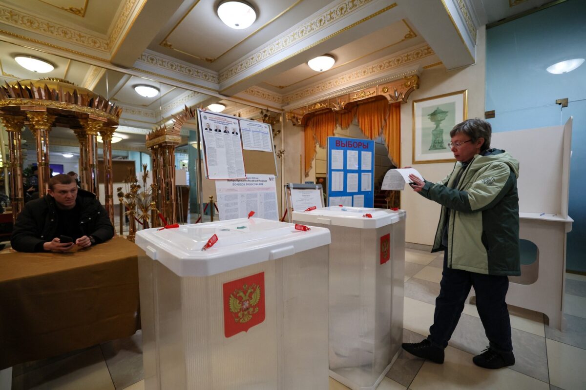 Zadnji volilni dan v Rusiji: “Opoldne proti Putinu” tudi z zažiganjem skrinjic