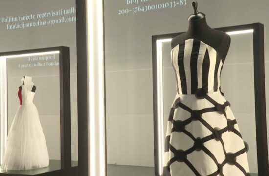 Obleka, ki jo je na podlagi Angelinine risbe ustvarila modna hiša Dior
