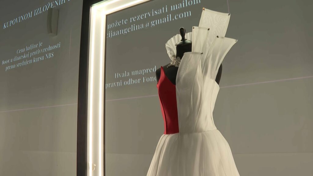 Obleka, ki jo je na podlagi Angelinine risbe ustvarila modna hiša Dior (