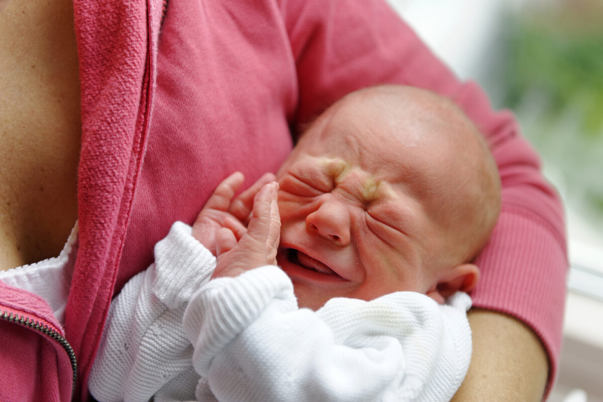 Mati dojenčice, ki je prebolela oslovski kašelj: “Pomodrela je in nehala dihati”