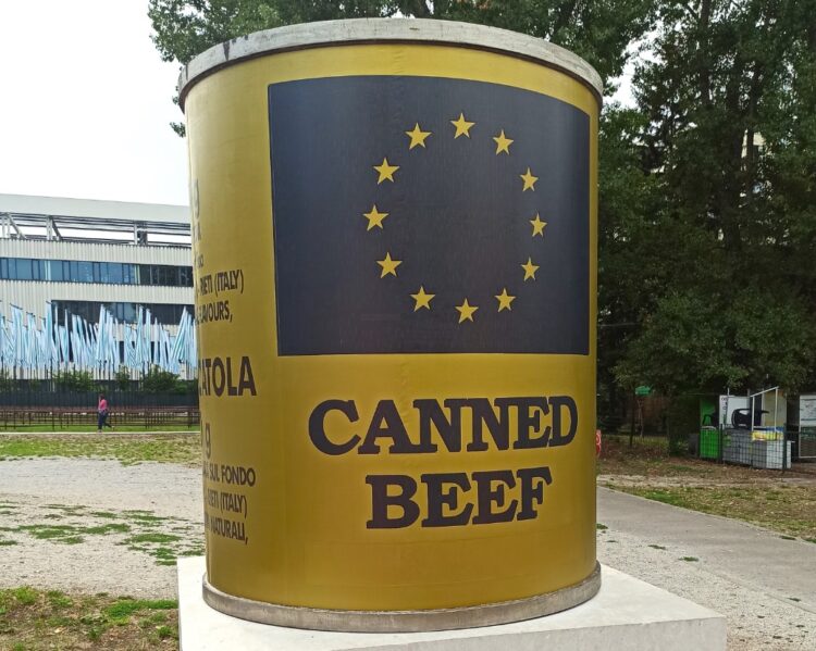 spomenik, konzerva, konzervirana ICAR govedina Sarajevo, Bosna in Hercegovina, vojna, humanitarna pomoč