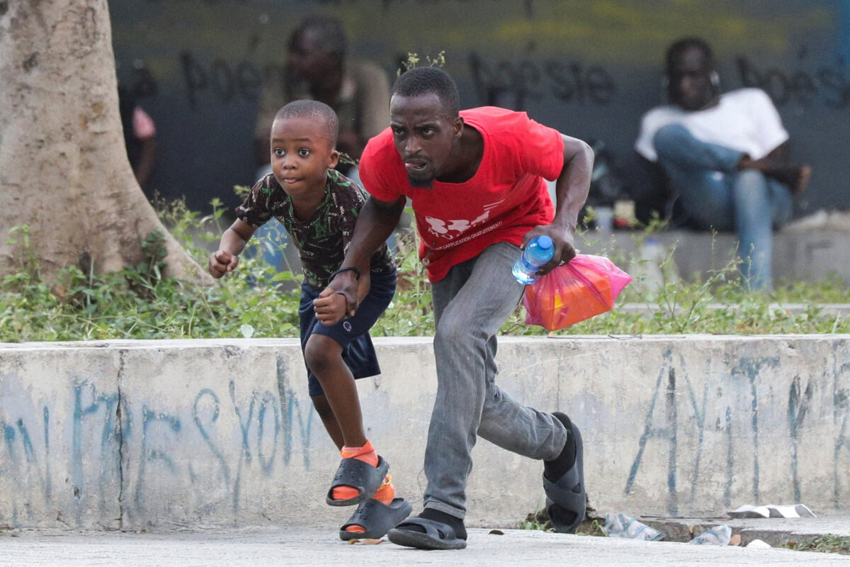 Anarhija na Haitiju: v dveh tednih iz prestolnice zbežalo 33.000 ljudi (FOTO)