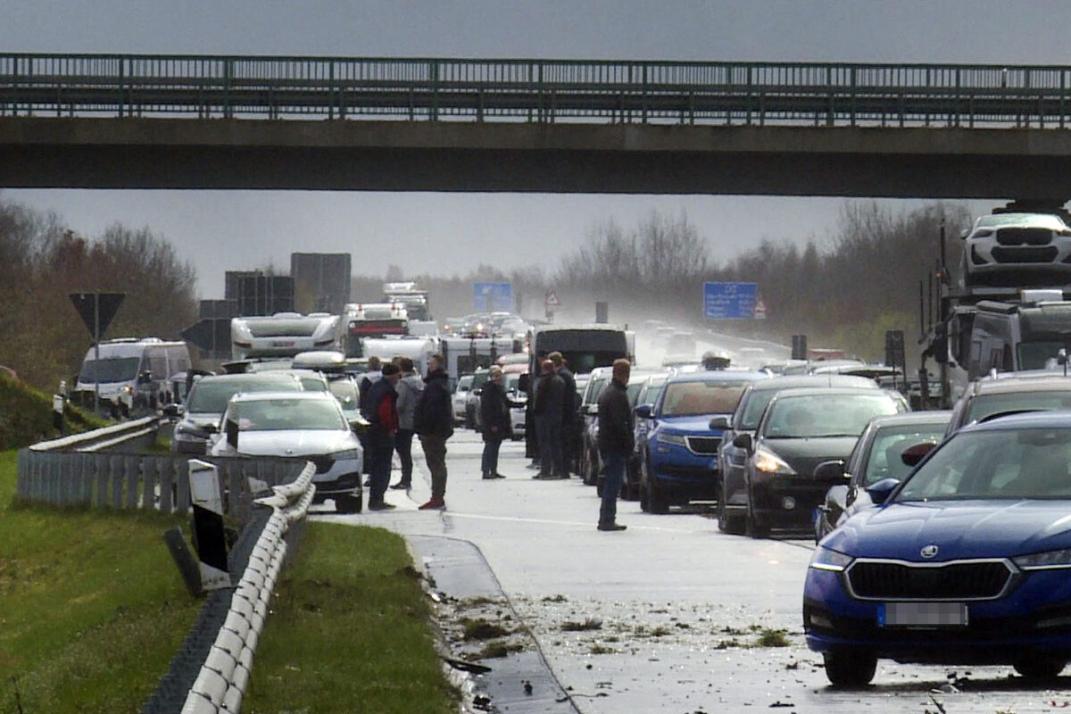 Verižna trčenja na bavarski avtocesti: dva človeka sta umrla