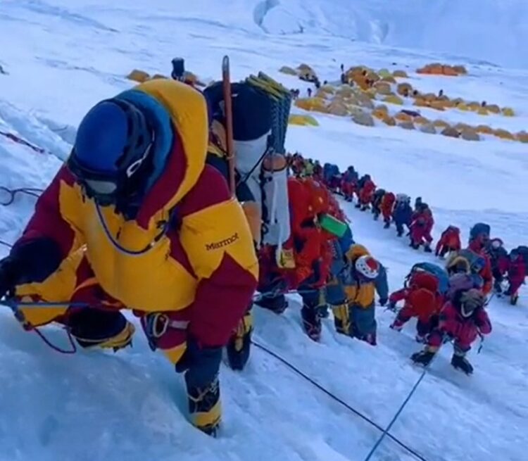 množični vzpon na Mount Everest