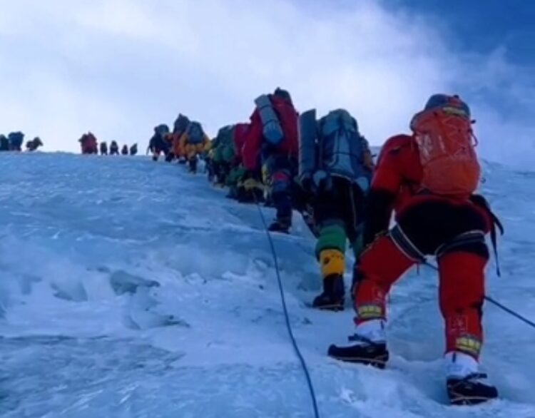 množični vzpon na Mount Everest