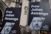 Podporniki Juliana Assangea pred londonskim sodiščem