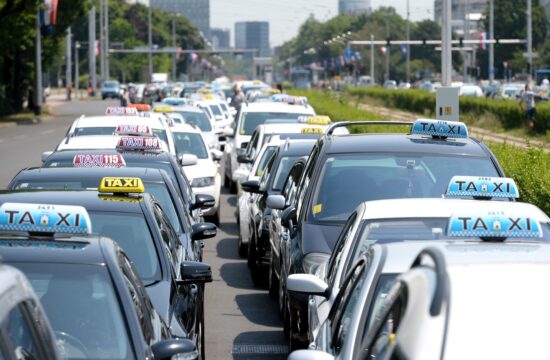 zagrebški taksisti protestirajo proti Uberju