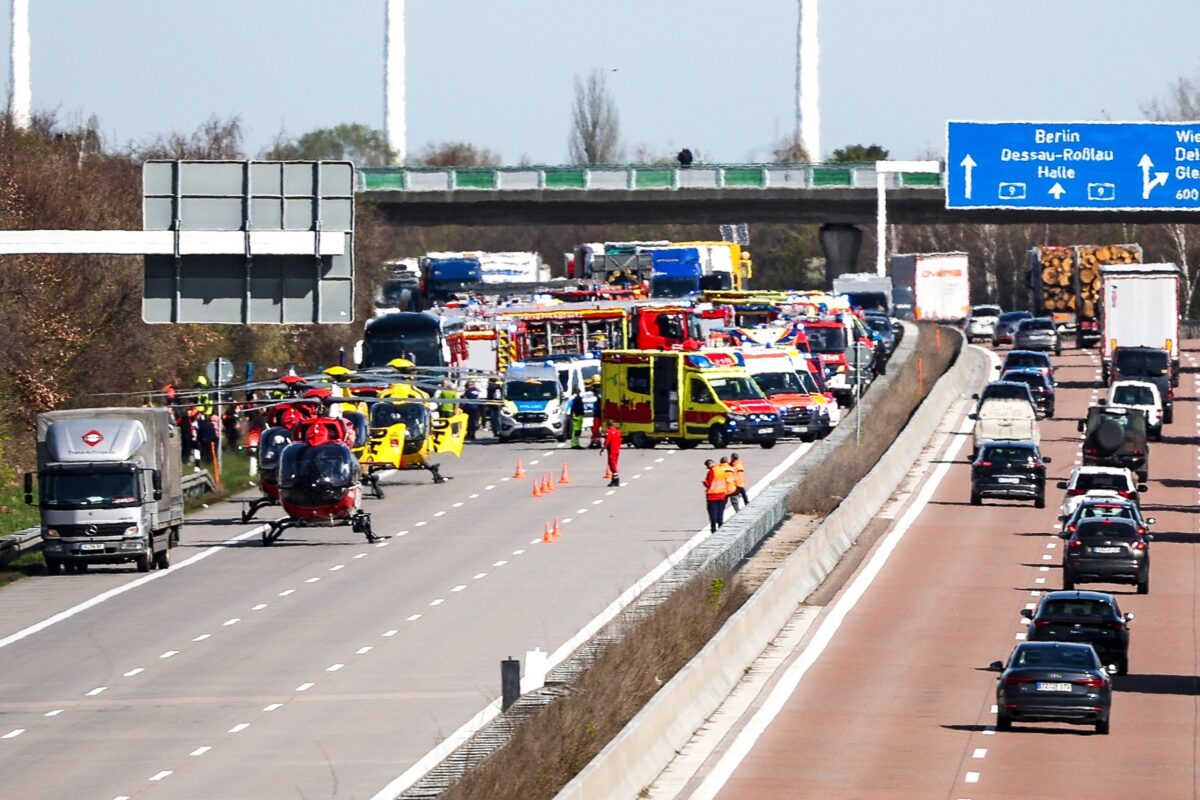 Nesreča avtobusa na nemški avtocesti: umrlo najmanj 5 ljudi, več je poškodovanih