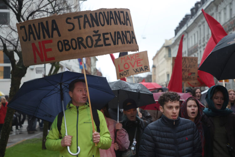 Protestniki so se ob 20-letnici slovenskega članstva v Natu zbrali na protestu