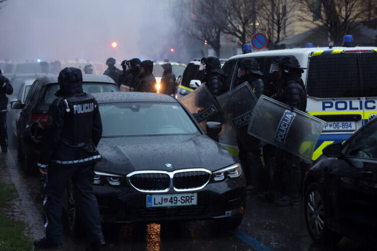 Protestniki so se ob 20-letnici slovenskega članstva v Natu zbrali na protestu