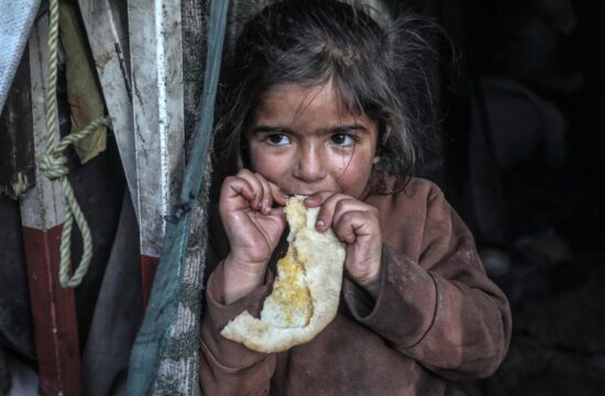 Lačen otrok v Gazi