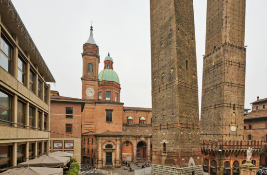 Bologna, stolpa Garisenda in Asineli