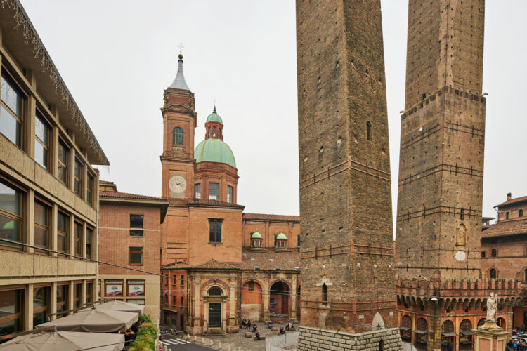 Bologna, stolpa Garisenda in Asineli