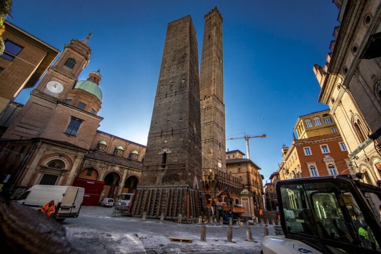 Bologna, Italija, stolp, Garisenda, Asineli