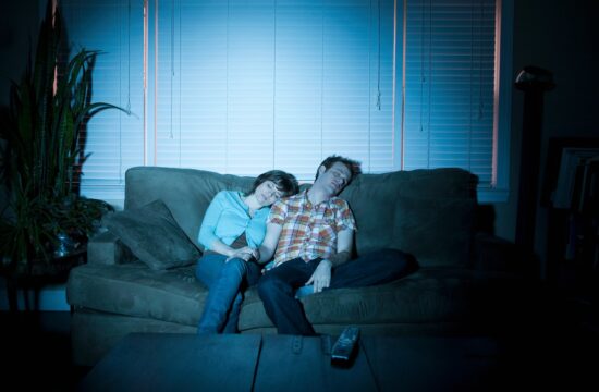 moški in ženska spita pred televizijo