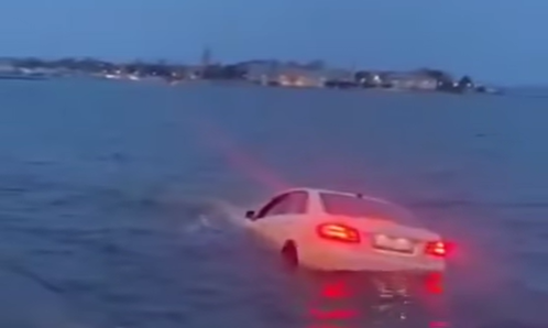 Mercedes v morju