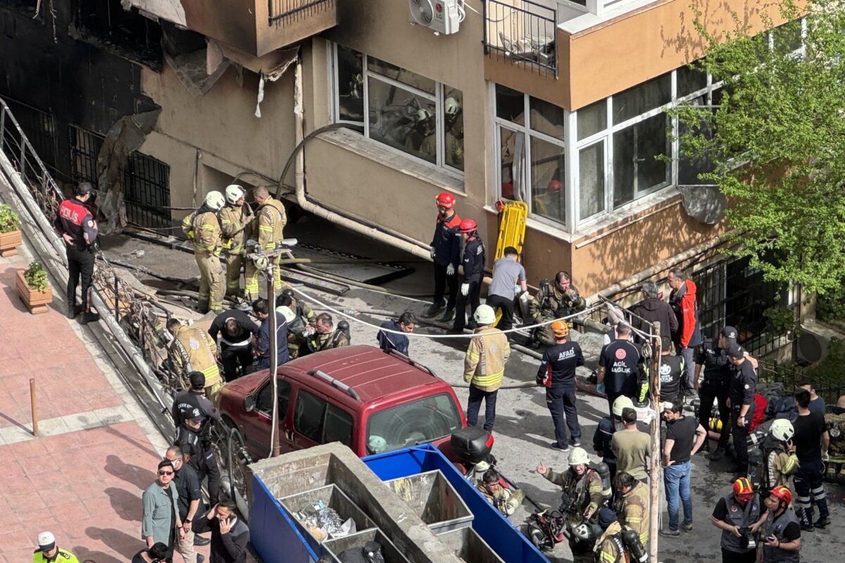 V Istanbulu v požaru umrlo 25 ljudi, več je poškodovanih