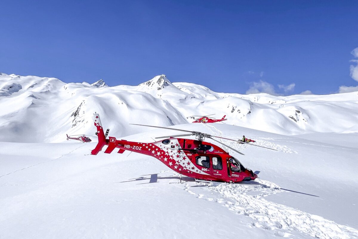 Strmoglavil helikopter v švicarskih Alpah, umrli trije ljudje