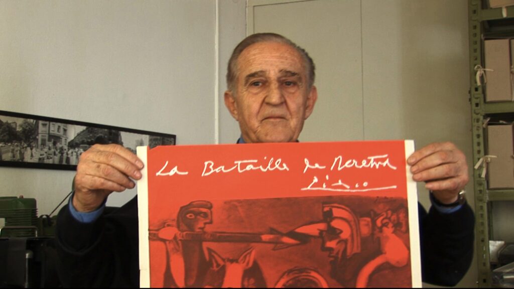 Veljko Bulajić s plakatom za film Bitka na Neretvi, ki ga je naslikal Pablo Picasso