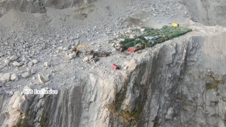 posnetek gore v kateri so po potresu v Tajvanu ujeti rudarji