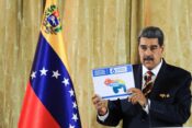 Nicolas Maduro kaže zemljevid ozemlja, ki ga želi priključiti