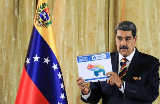 Nicolas Maduro kaže zemljevid ozemlja, ki ga želi priključiti