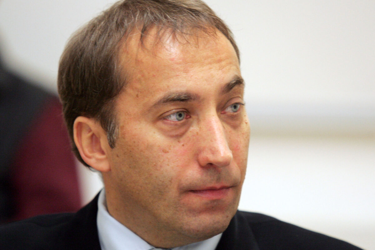 Pred komisijo priče, povezane s Herman in partnerji. Zavrl priča v zaprtem delu