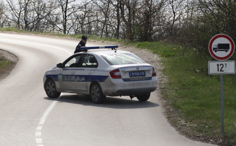 Policija je zaprla del ceste, ki vodi do deponije, kjer naj bi bilo dekličino truplo.