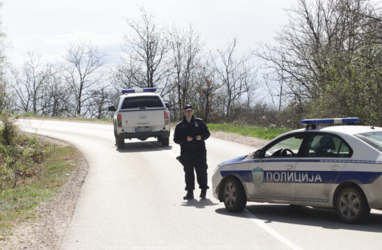 Policija je zaprla del ceste, ki vodi do deponije, kjer naj bi bilo dekličino truplo.