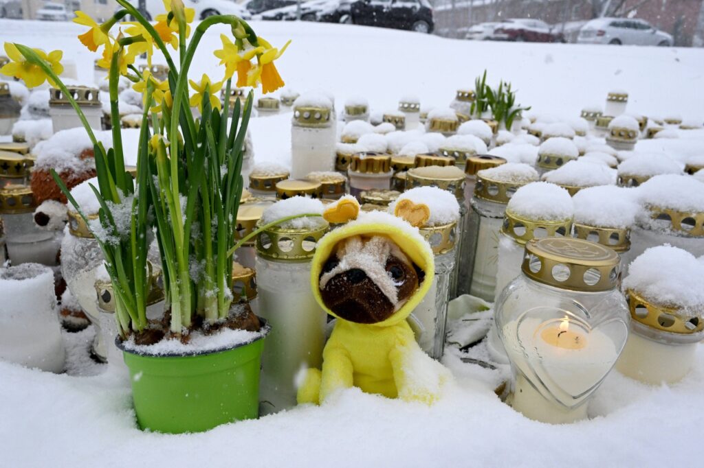 Rože in sveče za žrtve streljanja na Finskem