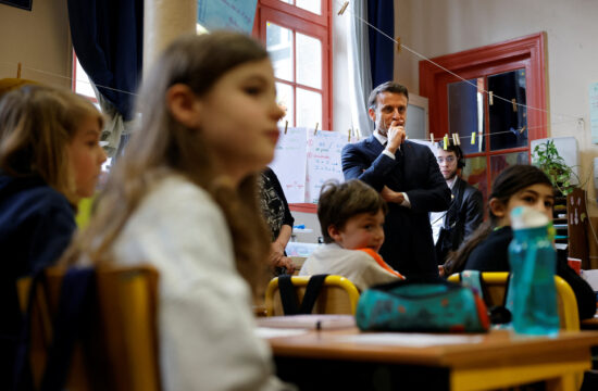 francoski predsednik macron v šoli v parizu