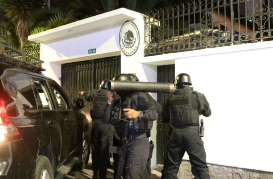 V Ekvadorju je policija vdrla v poslopje mehiškega veleposlaništva.