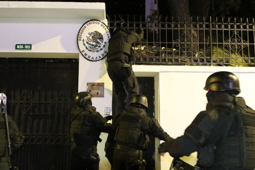 V Ekvadorju je policija vdrla v poslopje mehiškega veleposlaništva.