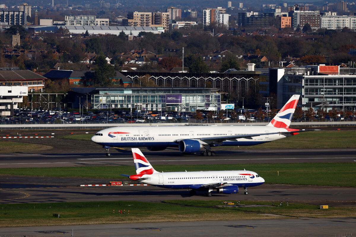 Na londonskem letališču s krili trčili dve veliki potniški letali