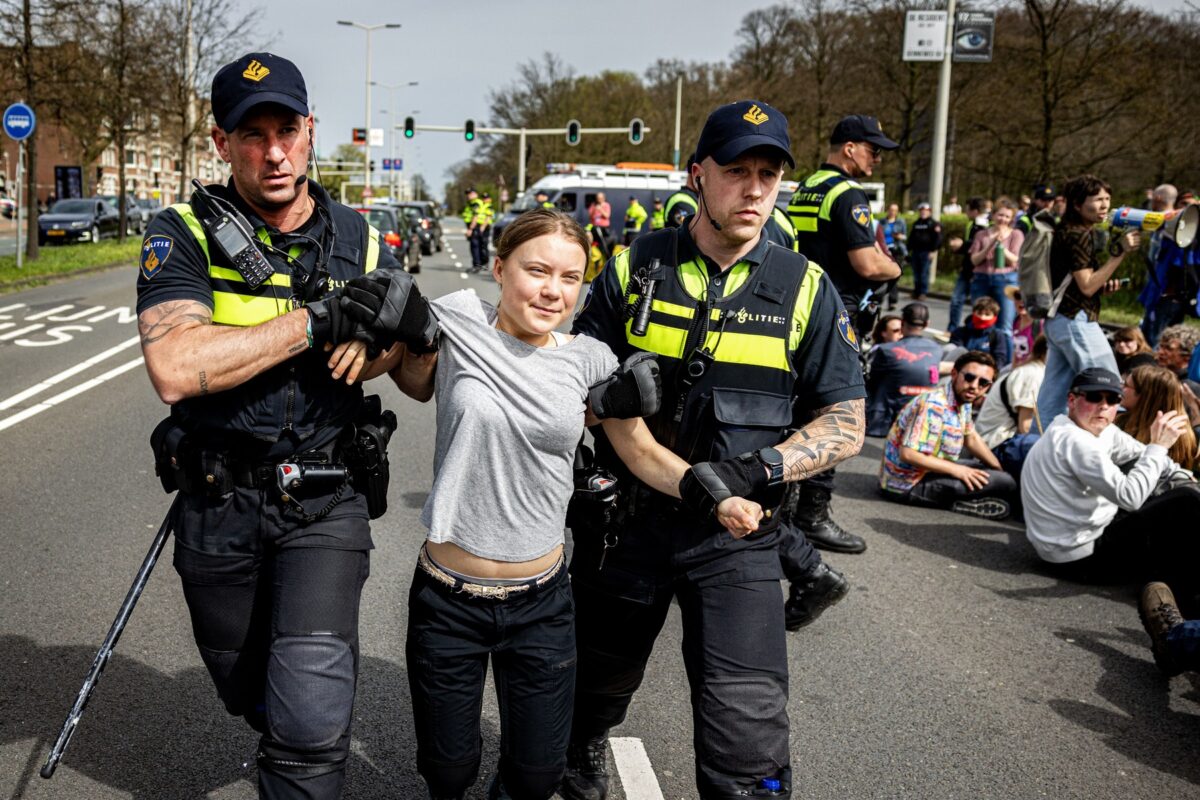 Thunberg s protestniki blokirala prometnico v Haagu. Pridržali so jo dvakrat