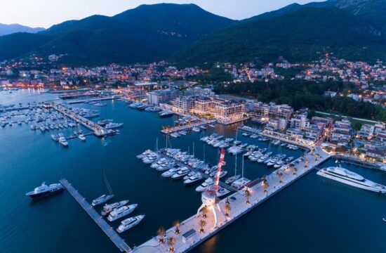 Pogled na črnogorsko obalno mesto Tivat iz zraka