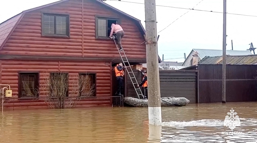 Kritične razmere v Rusiji: voda poplavila že več kot 4.500 domov