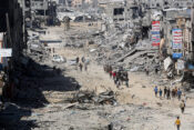 Palestinci po odhodu izraelske vojske opazujejo uničenje v Han Junisu