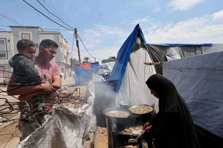 Palestinci v begunskem taborišču v Rafi se pripravljajo na ramazanski bajram