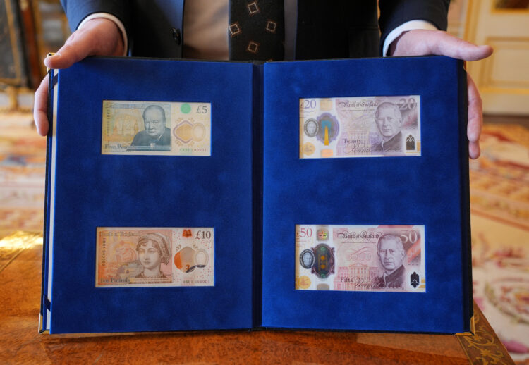 Angleška centralna banka je Kralju Karlu III. predstavila nove bankovce z njegovo podobo