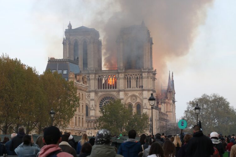 Aprila 2019 je zagorela pariška katedrala Notre Dame