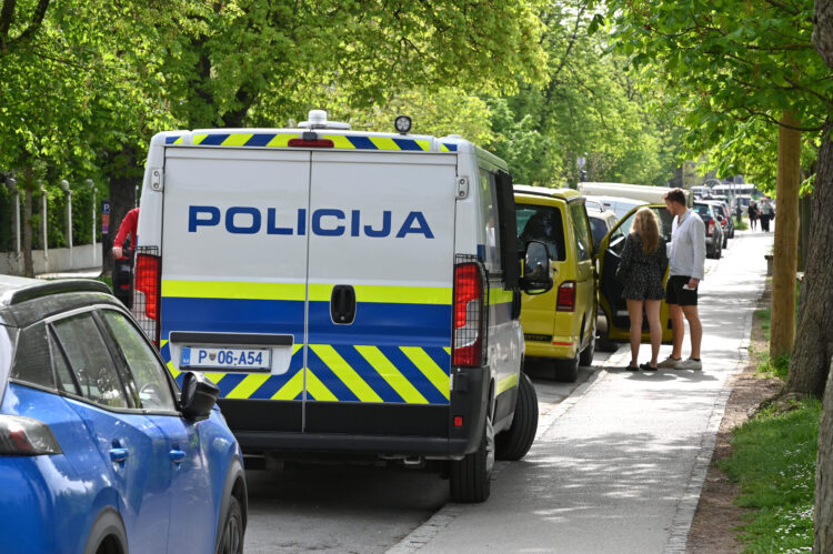 Policija pred eno od ljubljanskih osnovnih šol