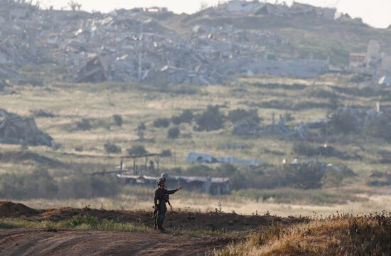 Izraelski vojak stoji na meji z Gazo