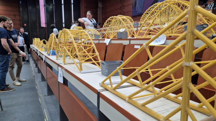 Gradnja mostu iz špagetov
