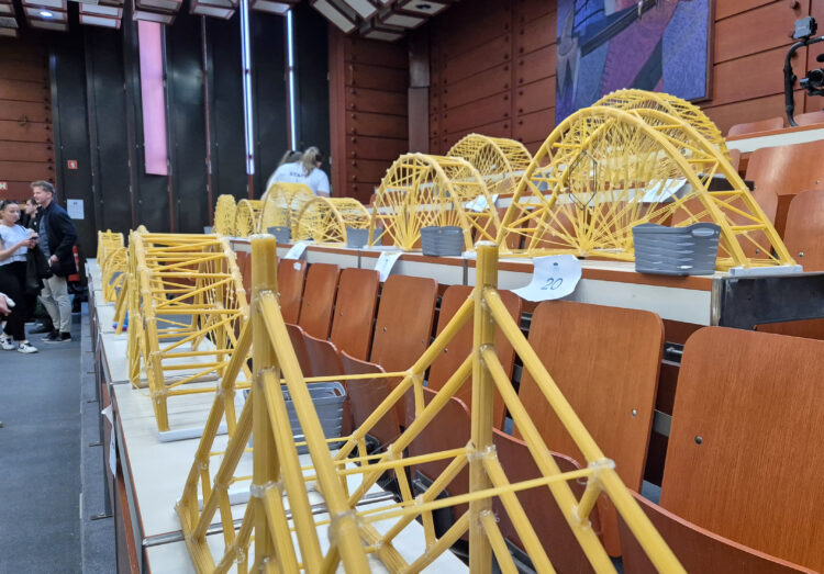 Gradnja mostu iz špagetov