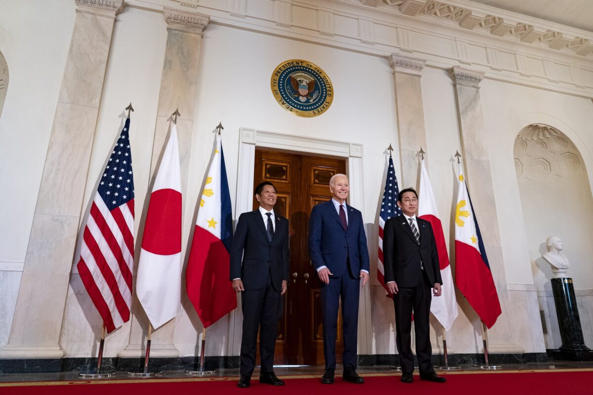 Biden Japonski in Filipinom zaradi groženj Kitajske obljubil obrambo