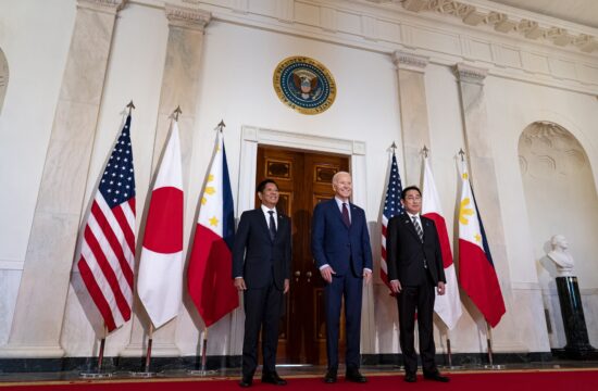 Ameriški predsednik Joe Biden je v četrtek na tristranskem srečanju s filipinskim predsednikom Ferdinandom Marcosom in japonskim premierjem Fumiom Kishido državama obljubil obrambo pred varnostnimi grožnjami.