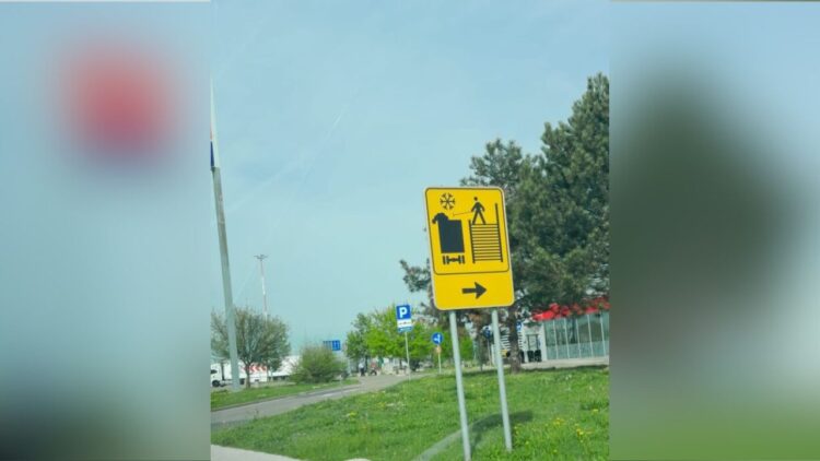Prometni znak na pomurski avtocesti